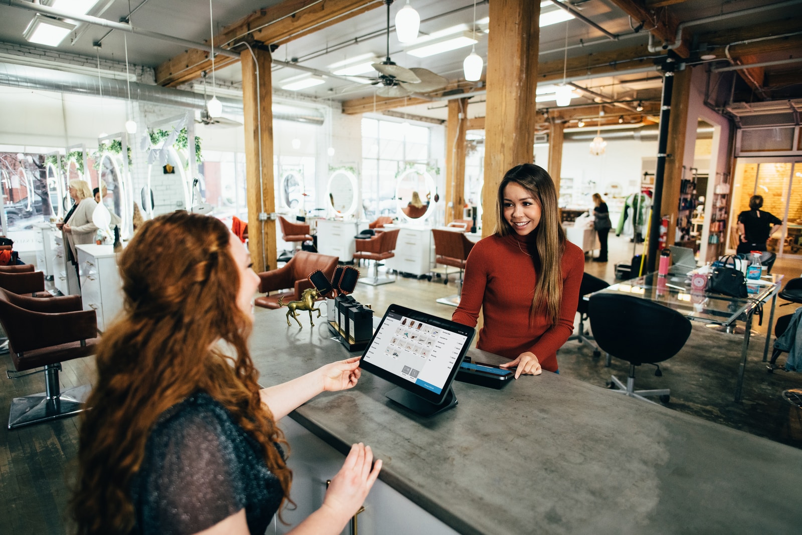 foto por Blake Wisz two women near tables